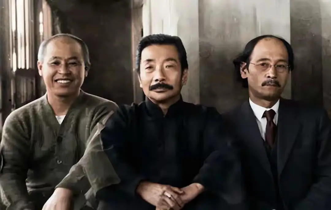 1935年，鲁迅与好友相聚时的留影，他留着一字胡、神态平和而庄重​​​