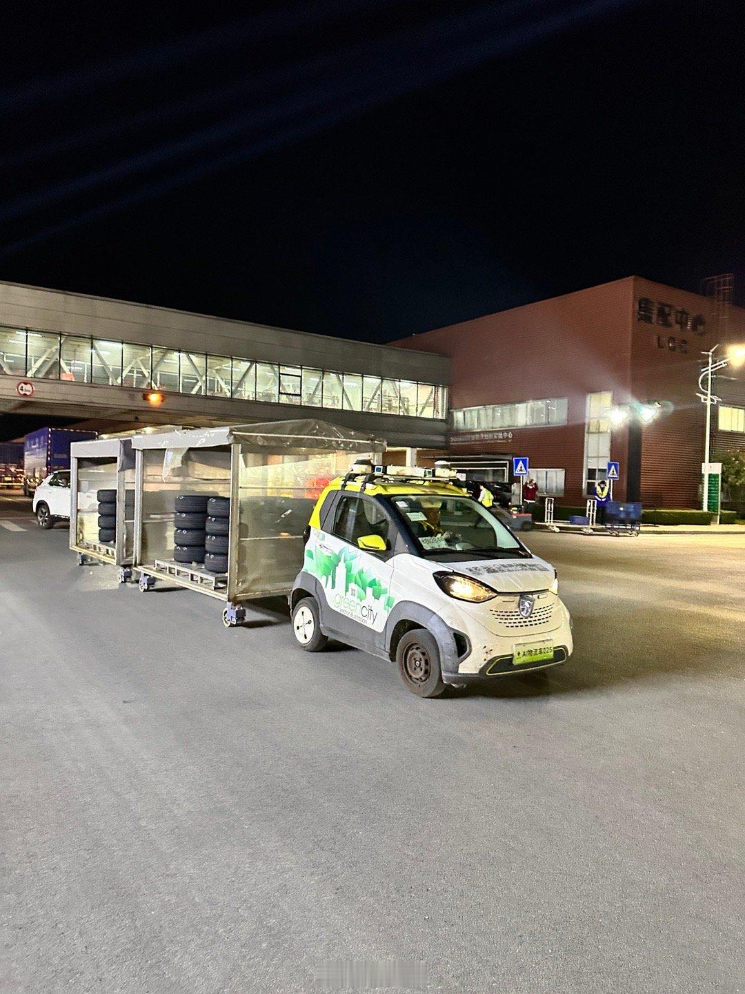 在五菱工厂遇到的小拖挂，非常猛啊