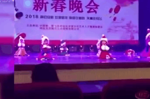 实拍: 3岁女娃表演时趴舞台上睡着 网友: 这得多困啊?