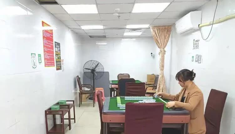 这几日西安出现了这种“杀猪团”麻将诈骗团伙，他们3-5人一组到麻将馆里坐下，用暗
