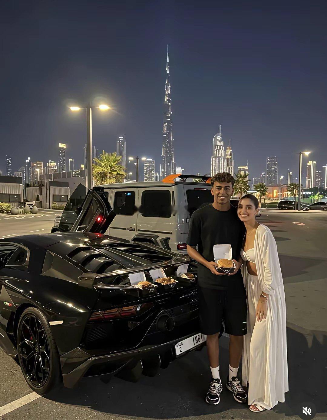 世界冠军亚马尔和他女朋友来迪拜旅游了估计也准备在迪拜购置豪宅了