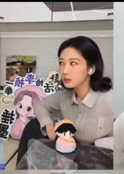 杨紫直播表情要吓死人啊？怎么觉得她要成为下一个赵露思了？
