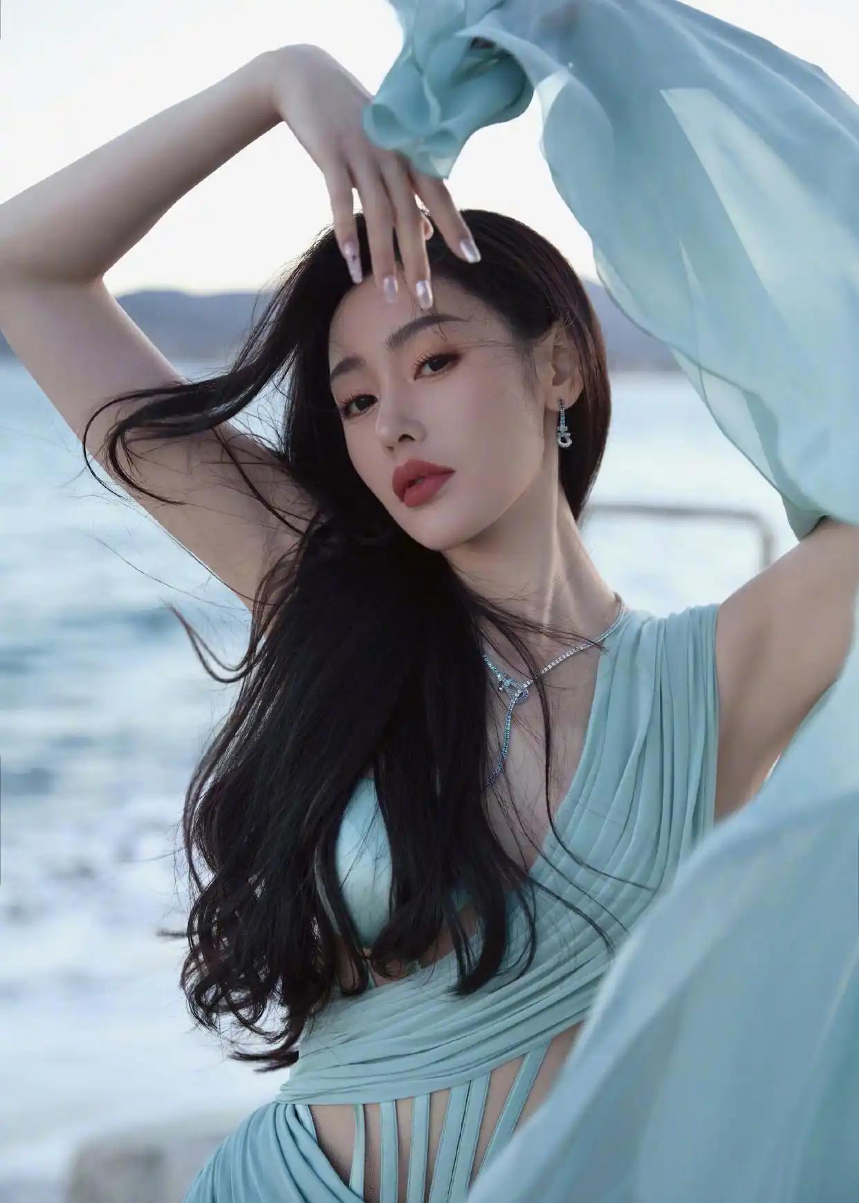 张天爱这身淡蓝轻纱太仙了，灵动又柔美，简直像海风中的精灵！