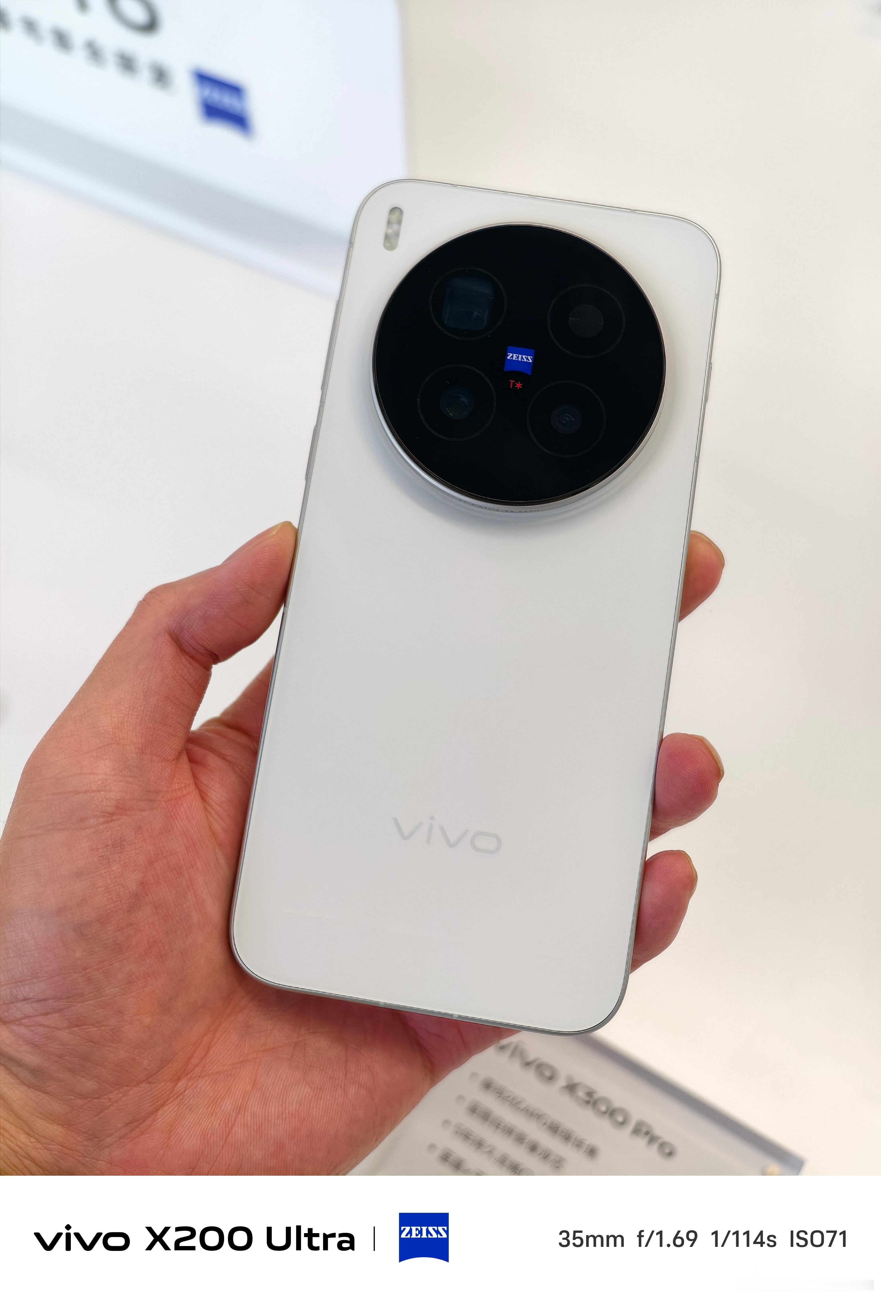 vivoX300实拍，这一代的外观颜值和质感提升的不错。银色的增距镜看起来有点