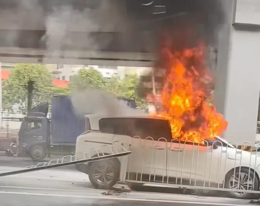 广州街头一辆电车突然起火，惊出车企一身冷汗。就在4月6日中午，广州越秀区发生一辆