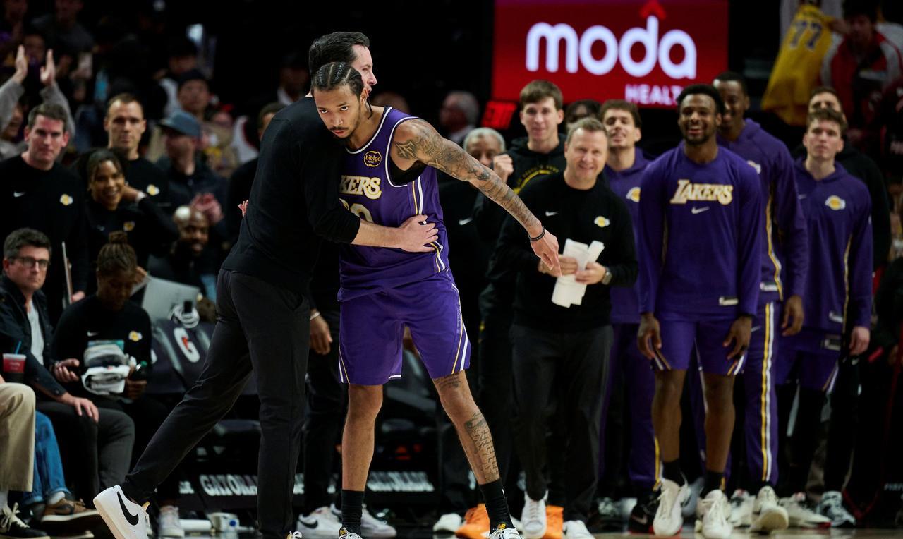 夺冠需要运气，而湖人本赛季是否有这样的运气。詹姆斯缺阵，东契奇和里夫斯带队，球队