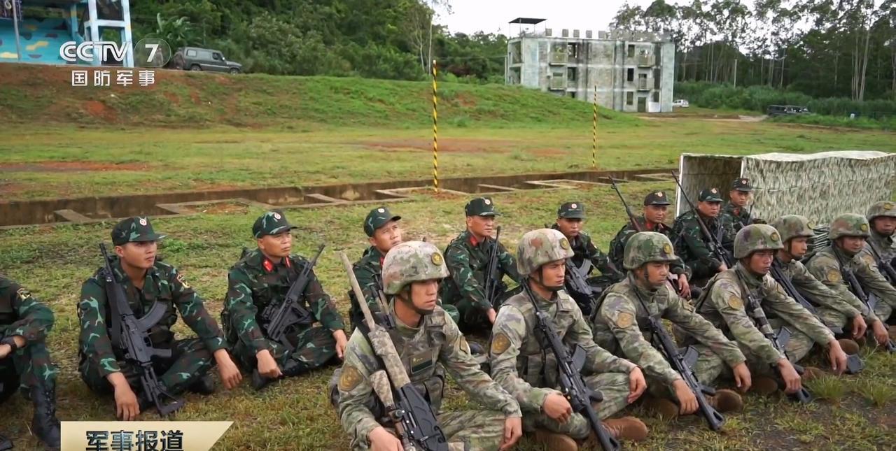 【中越联合训练开幕，解放军边防合成旅，携新枪出战】7月22日，中越“携手同行-
