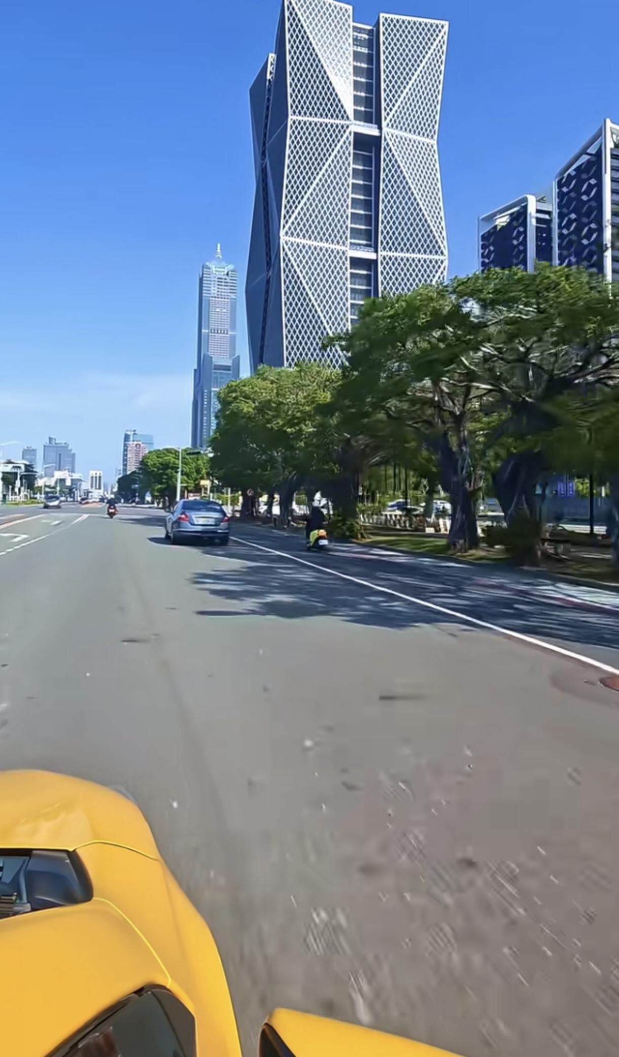 中国台湾高雄，街道上挺干净，怎么没什么人，二百多万人口的城市，人去哪了。高雄有台