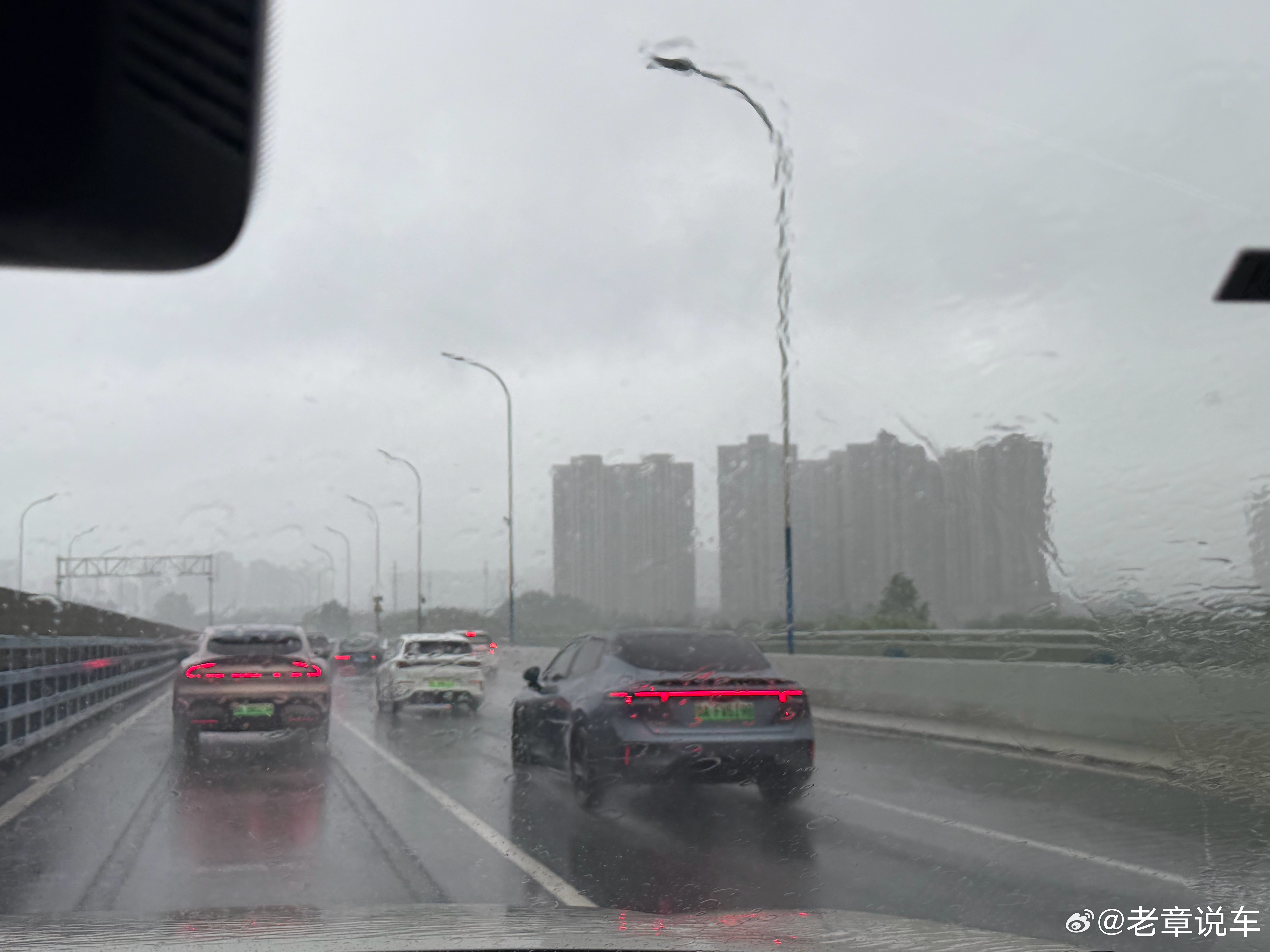 为什么新能源车事故率感觉很高？前几天和进场维修的一位滴滴师傅闲聊，他明确说电车事