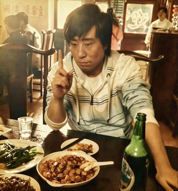 于和伟年轻的时候颜值确实比较普通，放在大街上都是属于特别一般的那种男演员。不过