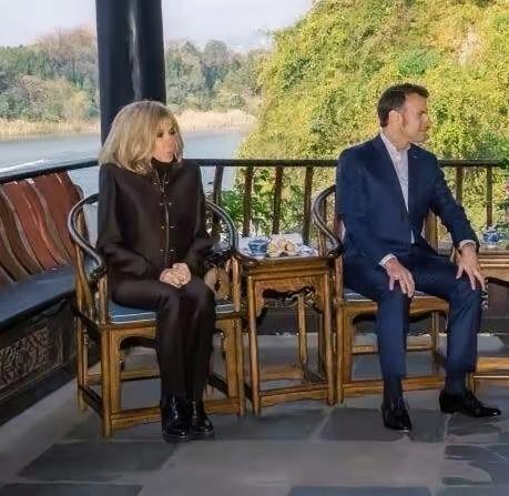 布丽吉特坐姿是不是特别标准啊？看似一个简单的坐姿却能反映一个人的素养！只是这