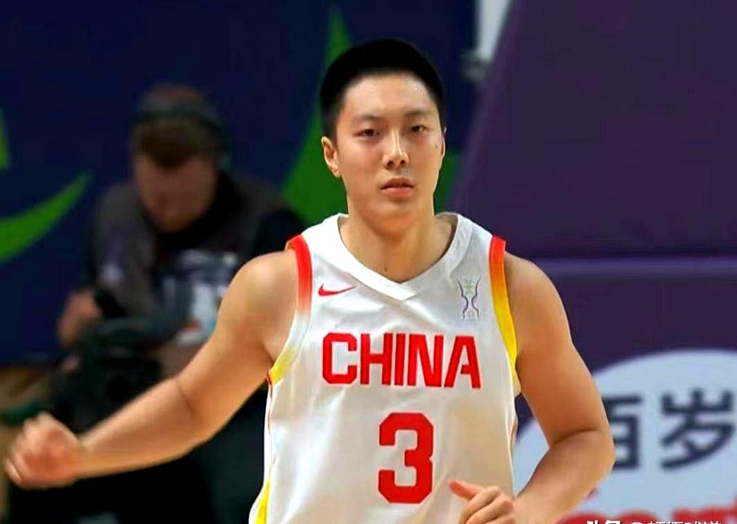 老叔终于还是放弃了高诗岩，重新征招胡明轩，胡明轩带着没好透的旧伤直接奔赴集训队