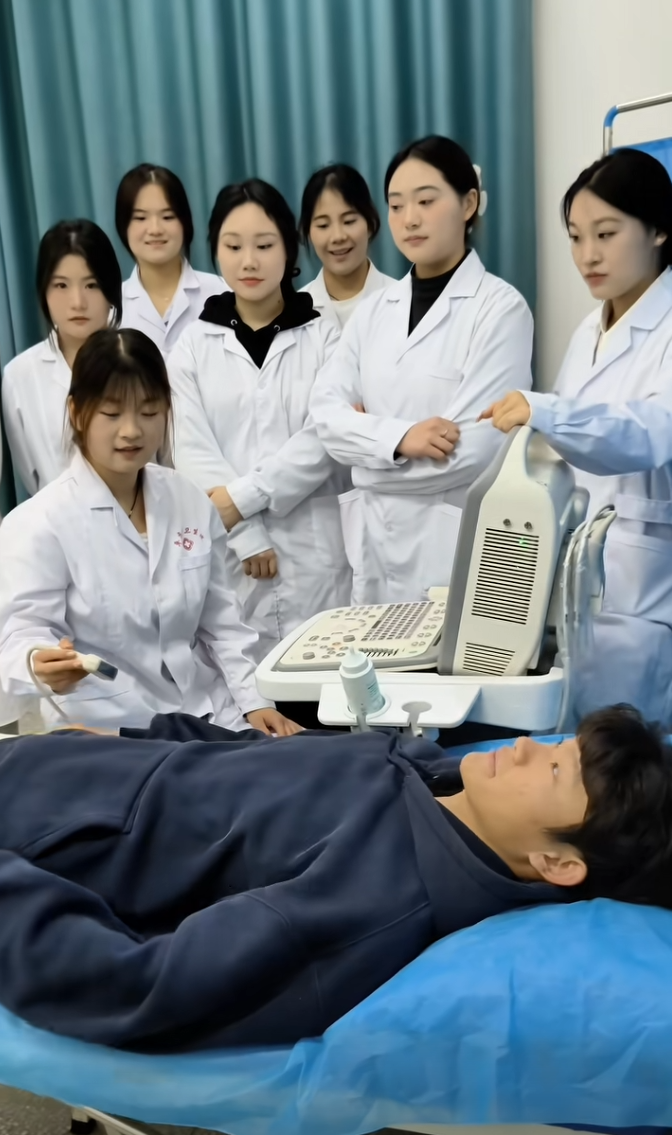 谁懂女朋友在旁边的尴尬[裂开]