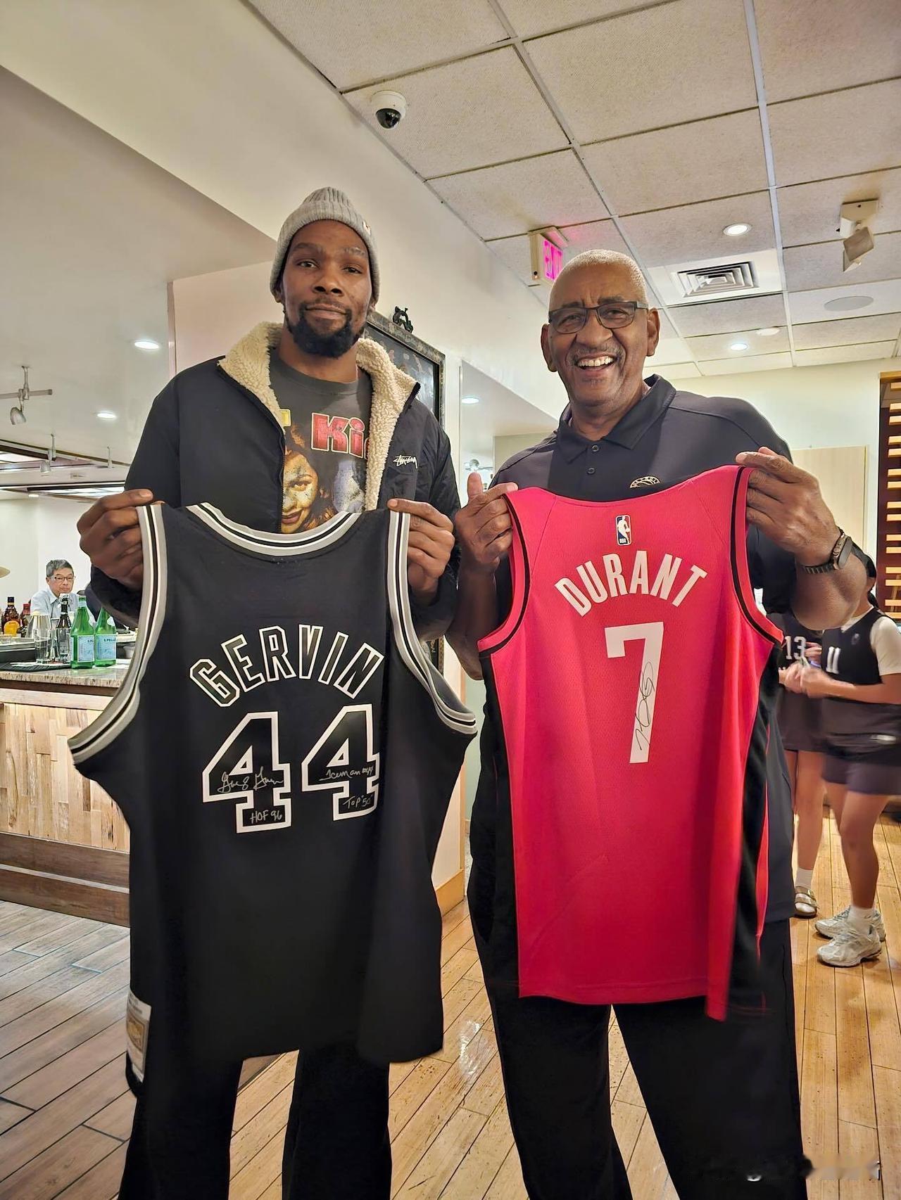 火箭抵达圣丹东尼奥！大战马刺前夕，全员松弛感拉满！五连胜的火箭已经来到马刺主场