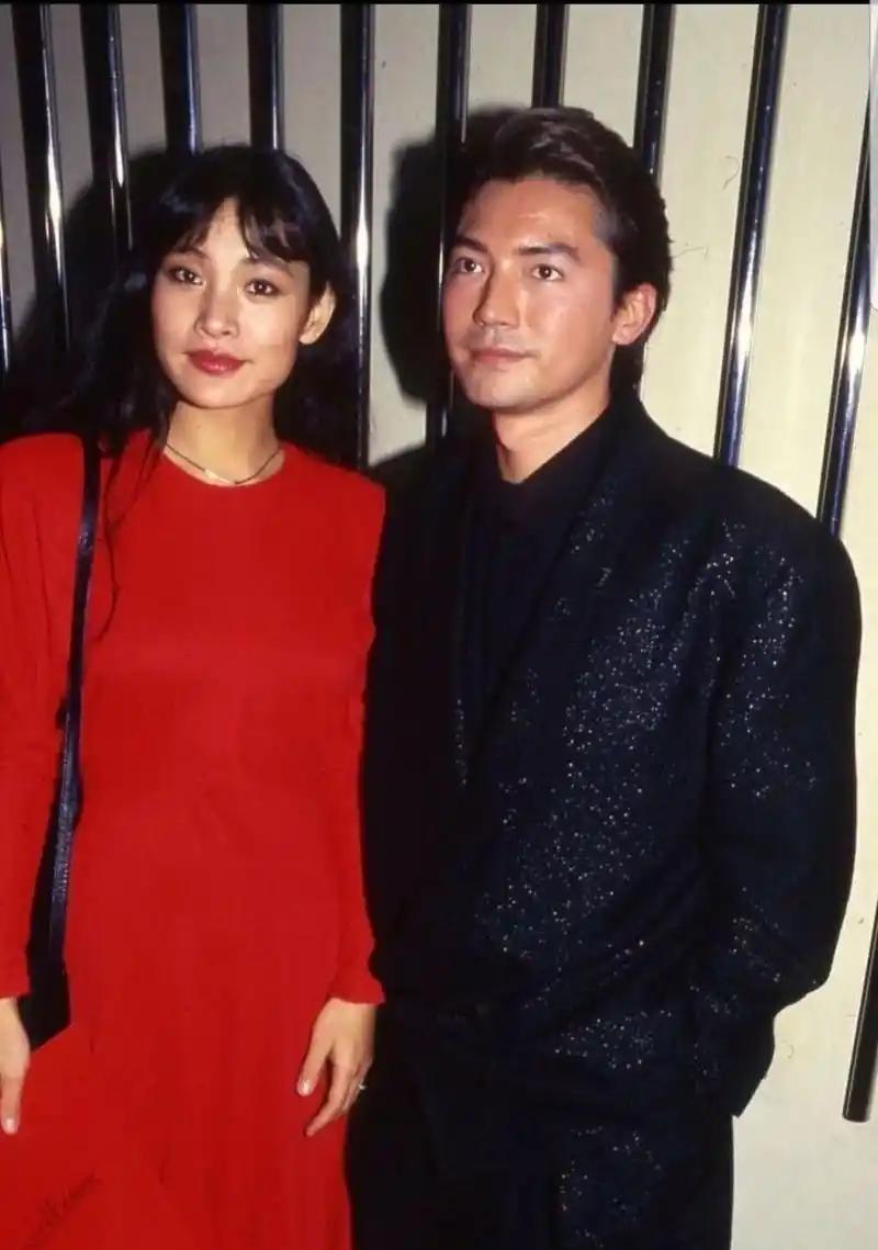 当年好莱坞著名华裔演员尊龙一定很爱陈冲。两人早期合作过一部经典巨作，荣获多项奥斯