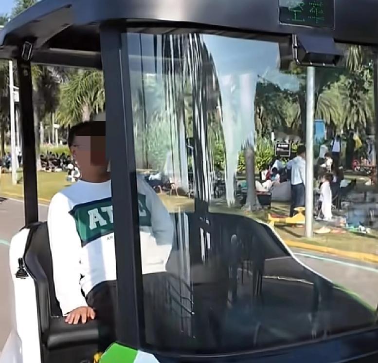 这才是无人汽车应该用在的地方深圳一个公园，最近有人在里边游玩的时候，发现公园内