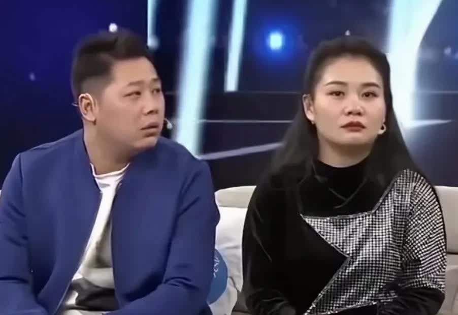 图一图二是袁庆和她丈夫看着一脸的不愉快但是见到朱大衣又是一个表情那叫