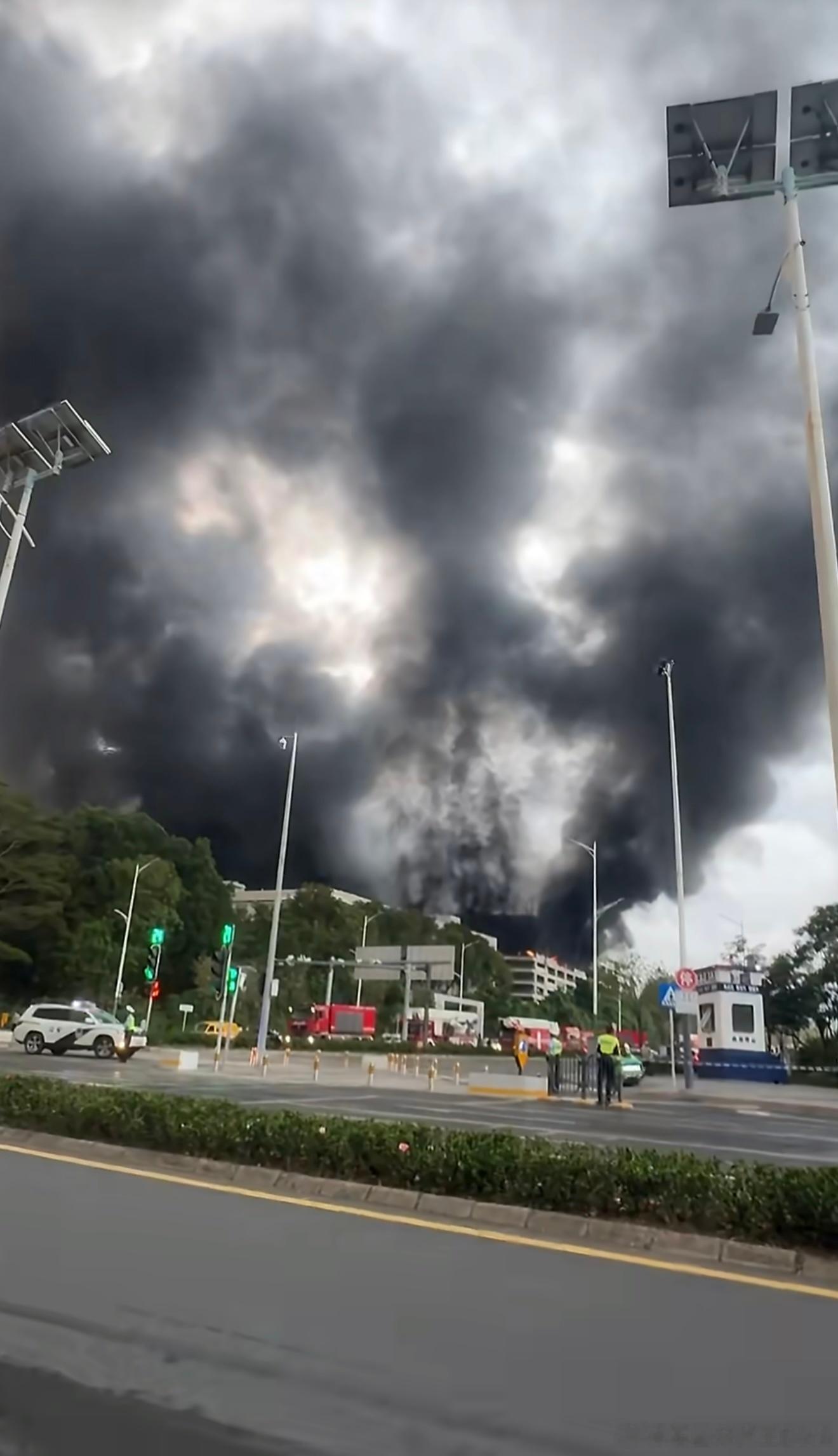 官方通报深圳比亚迪火灾一觉醒来看到比亚迪坪山总部起火了，幸好没有人员伤亡。看通