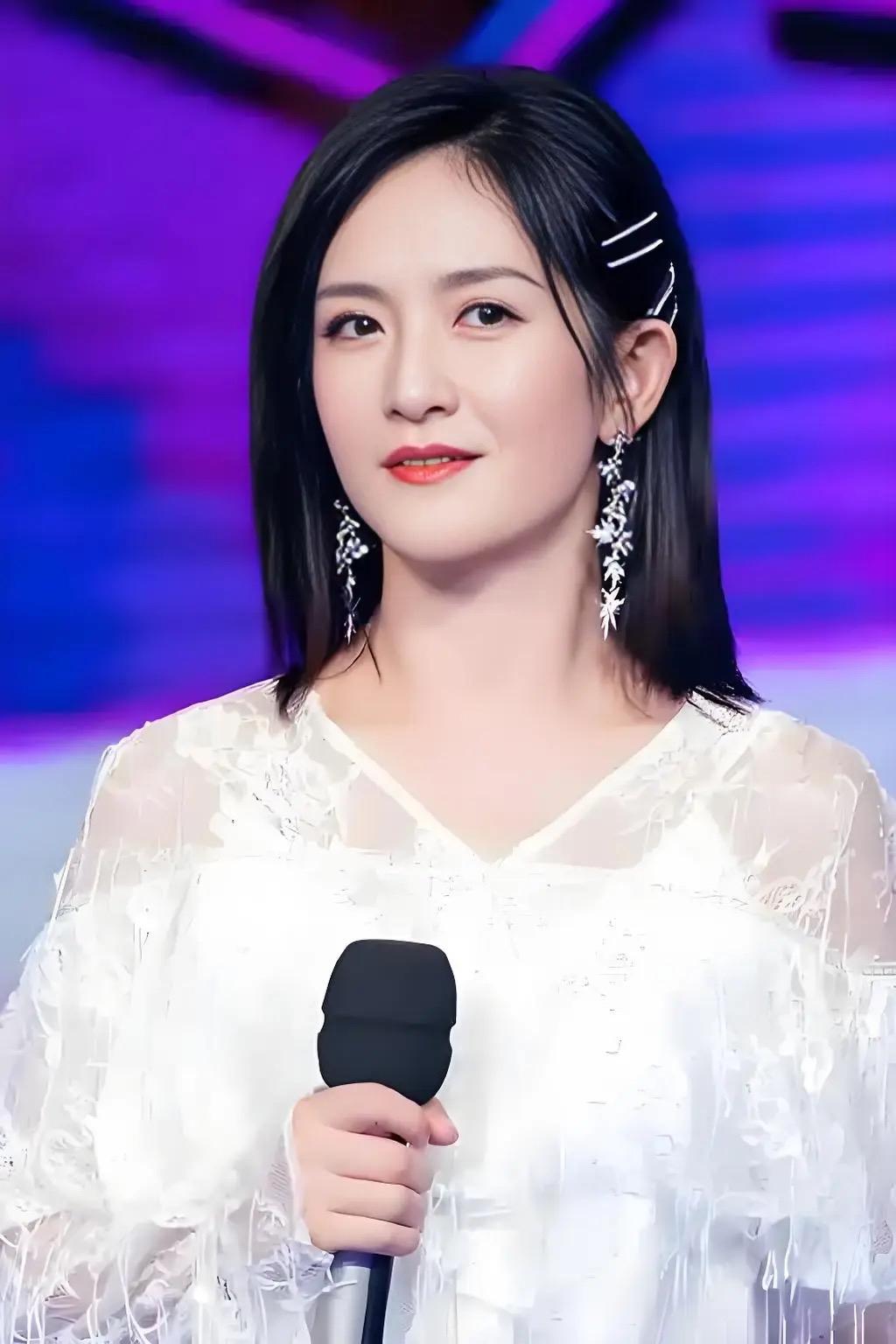 44岁谢娜宣布明年举办演唱会，笑称“我的那些歌也要见见人”。其代表歌曲有《菠