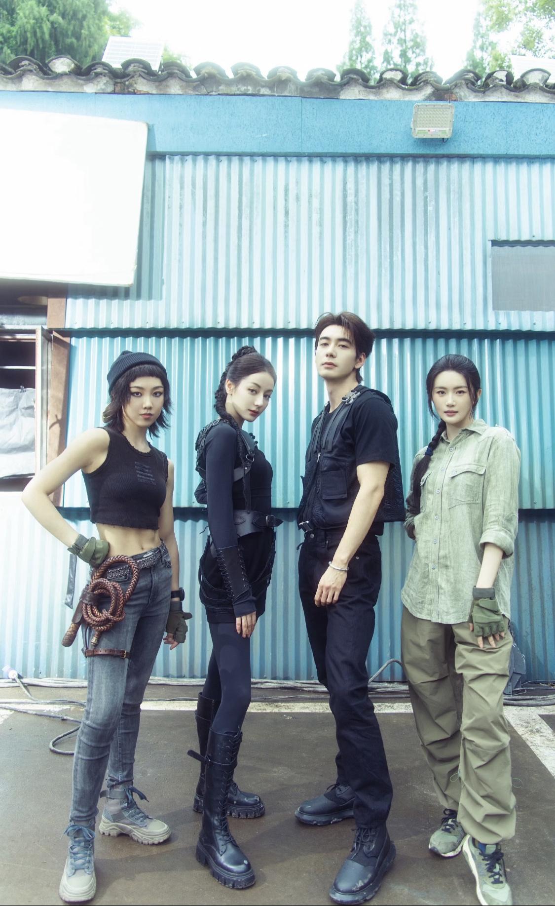 四人两对，导演是有点想法的，就是剧中聂九罗的经纪人，喜欢拍照站在男女主中间这位。