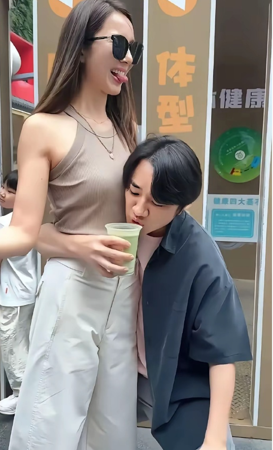 王祖蓝和李亚男好恩爱啊！这夫妻喝奶茶测试身材互动真的太有趣了，明显王祖蓝的腰粗，