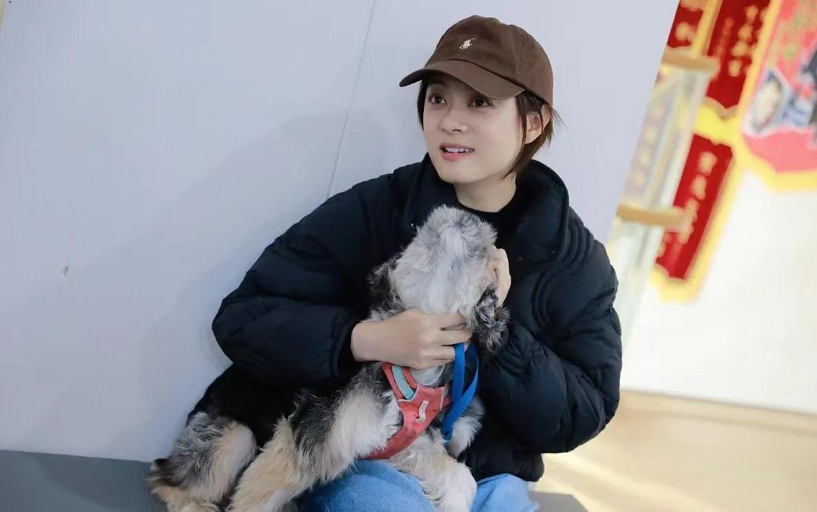 孙俪这组日常图也太治愈了！抱着小狗窝在角落，短款羽绒服+牛仔裤+棒球帽，松弛感直