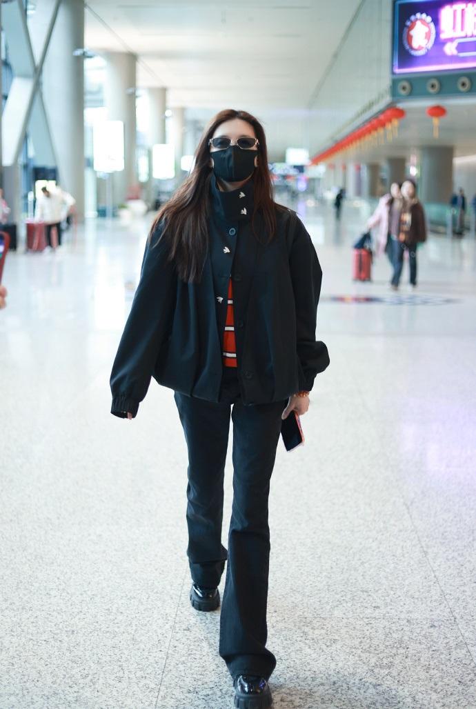 今天江疏影现身机场，她这次搭配的很洒脱，看起来也很有魅力，显得好时尚。江疏影