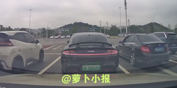 小米SU7大战奔驰C63，无辜电动车被撞飞。9月13日10时28分左右，疑似湖