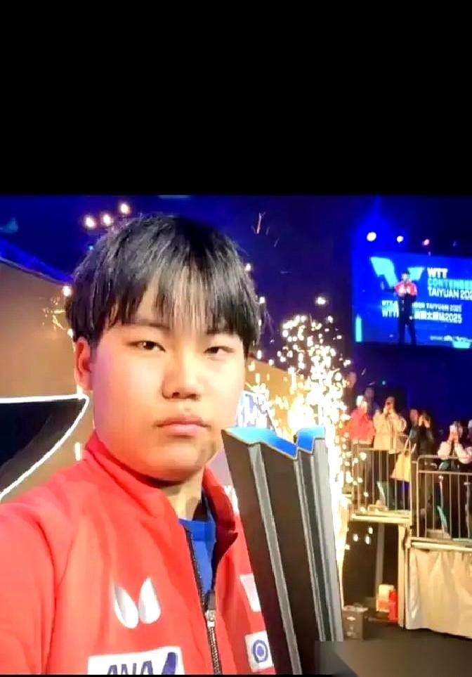 千万别被松岛辉空那张“乖宝宝”的脸给骗了。昨晚，他站在张本智和对面，球拍掂了掂