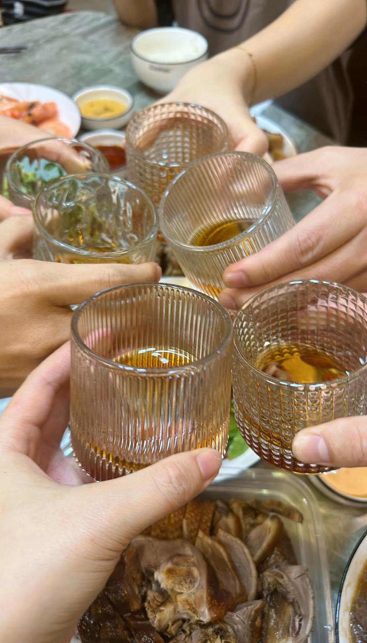 不求富贵不求有，但求大海变成酒；闲时躺在沙滩上，一口浪花一口酒！