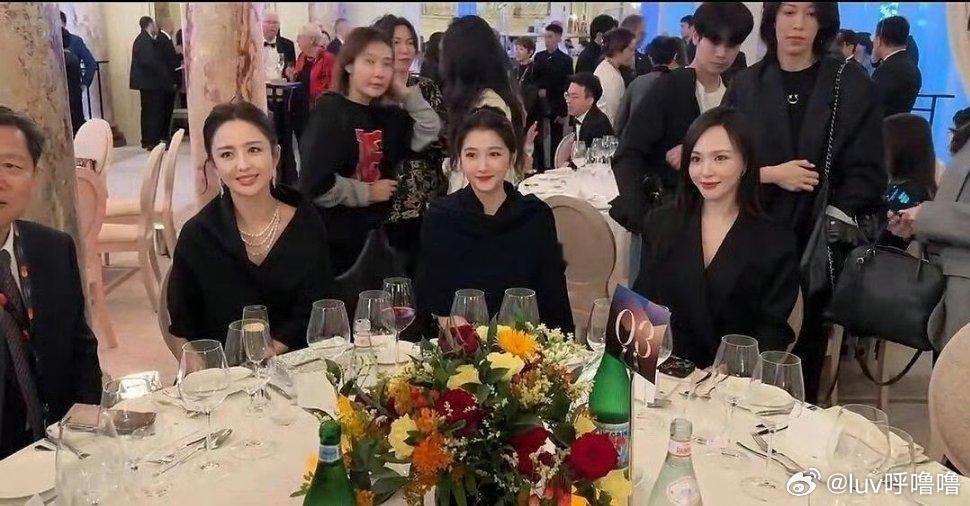 关晓彤确实不适合和佟丽娅，唐嫣坐一起，有点小孩坐到了大人桌​​​