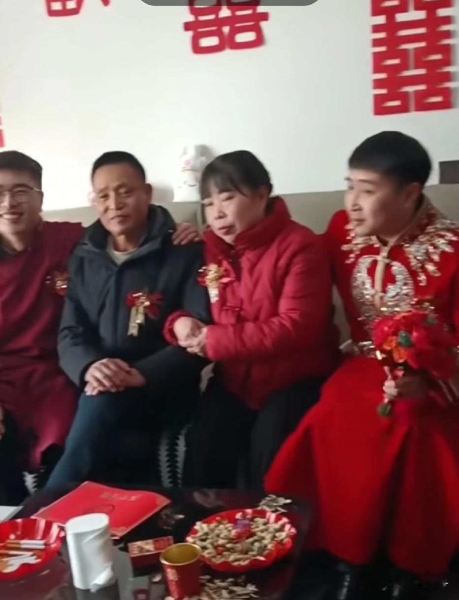 悄悄得自己过自己的得了，还整个婚礼，旁边大哥眼睛都看直了，原来这就是传说中的同性