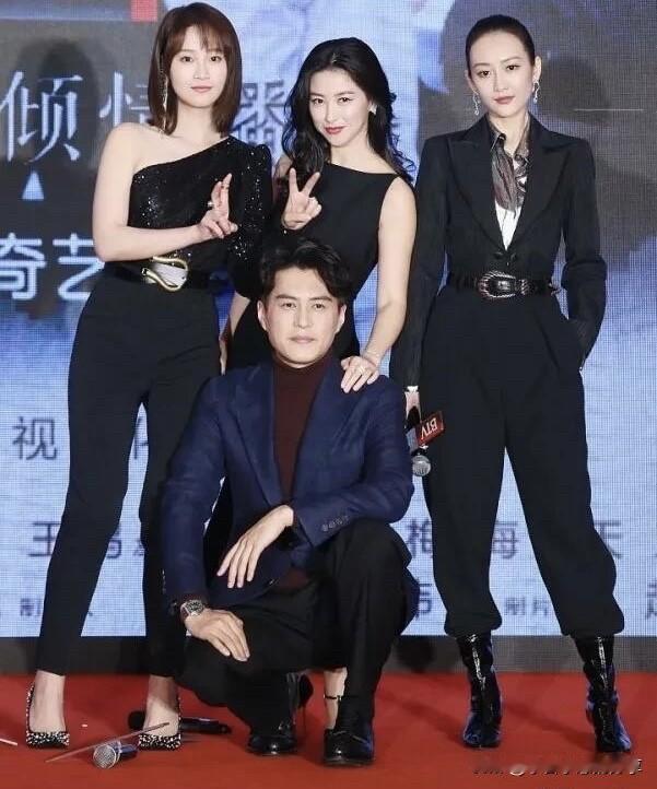 不得不羡慕靳东啊，他这人缘也太好了吧，这么多女明星跟他一起合影留念，肯定把他乐的