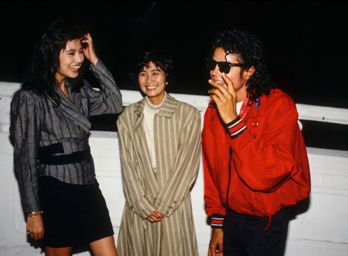 迈克·杰克逊见到她竟直接掀了裙子？！画面还原：后台灯光晃眼迈克·杰克逊盯