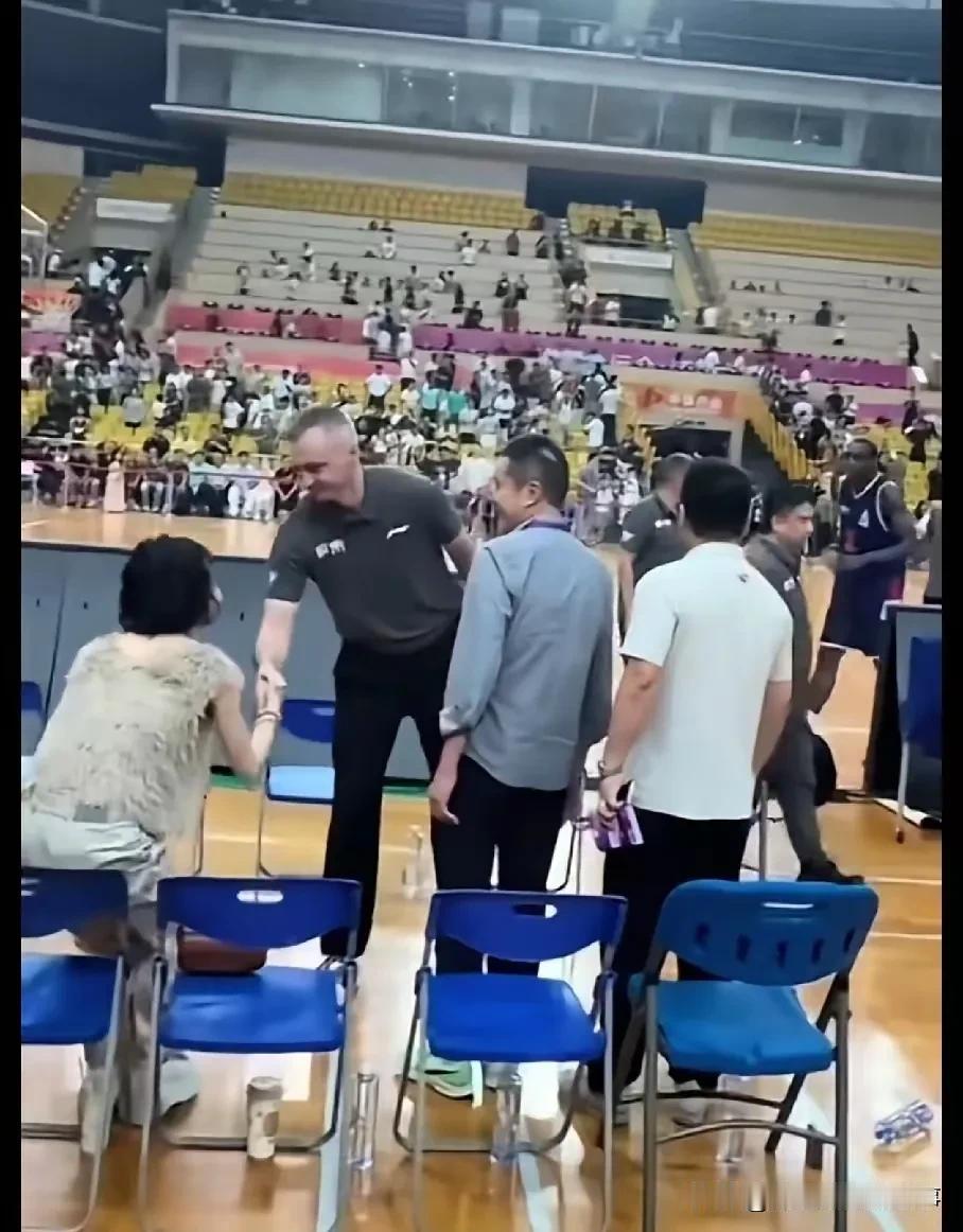 CBA像广东男篮老板陈海涛这样亲力亲为的真不多了，大部分球队要么是富二代掌勺，要