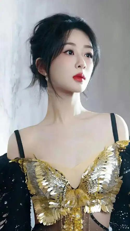 6月17日的品牌活动上，杨紫带着父亲罕见公开亮相，这场父女合体的直播直接把轻松的