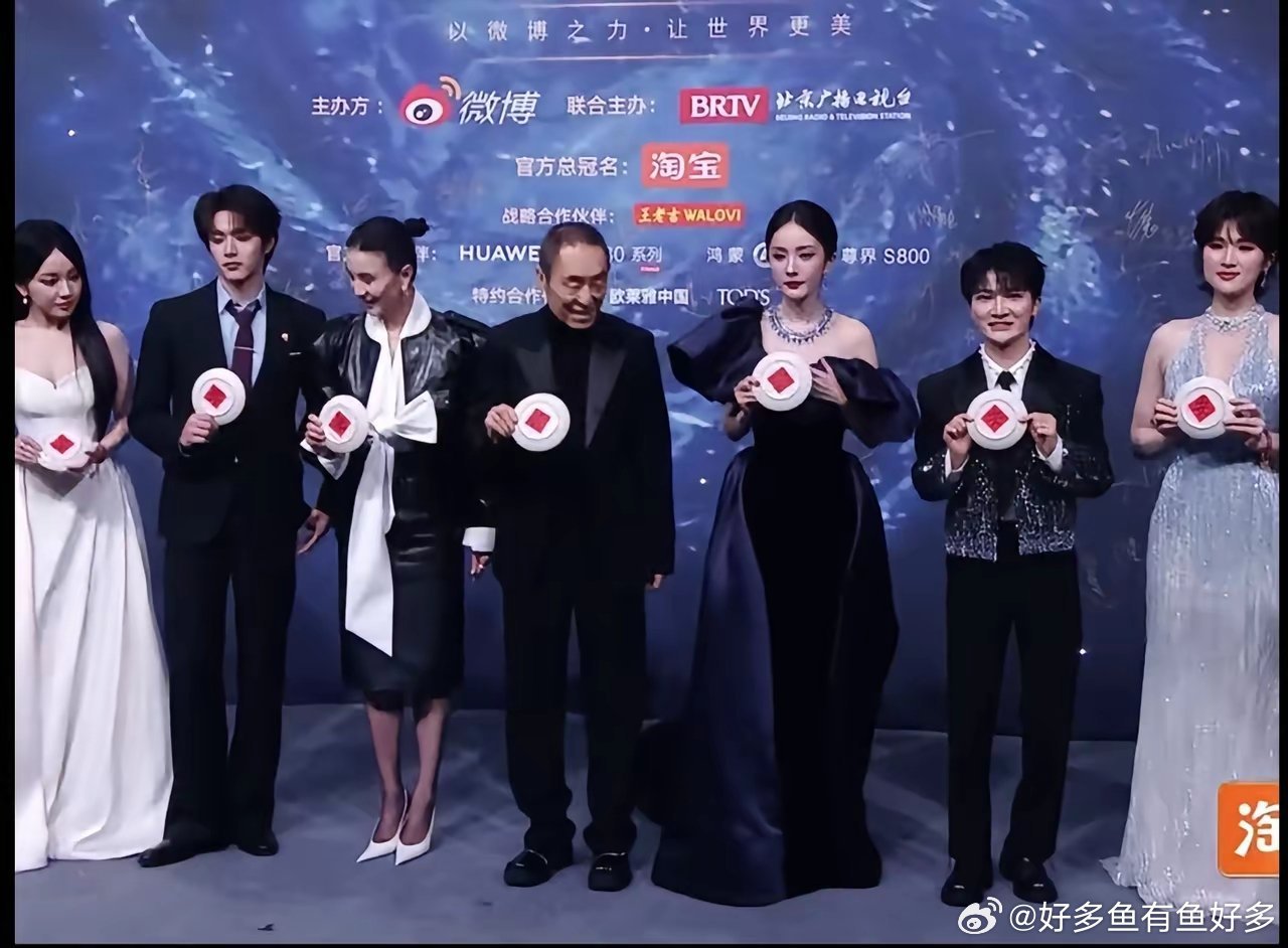 发现了没在微博之夜红毯上《惊蛰无声》剧组一起走红毯时，所有人手上的这个细节微博之