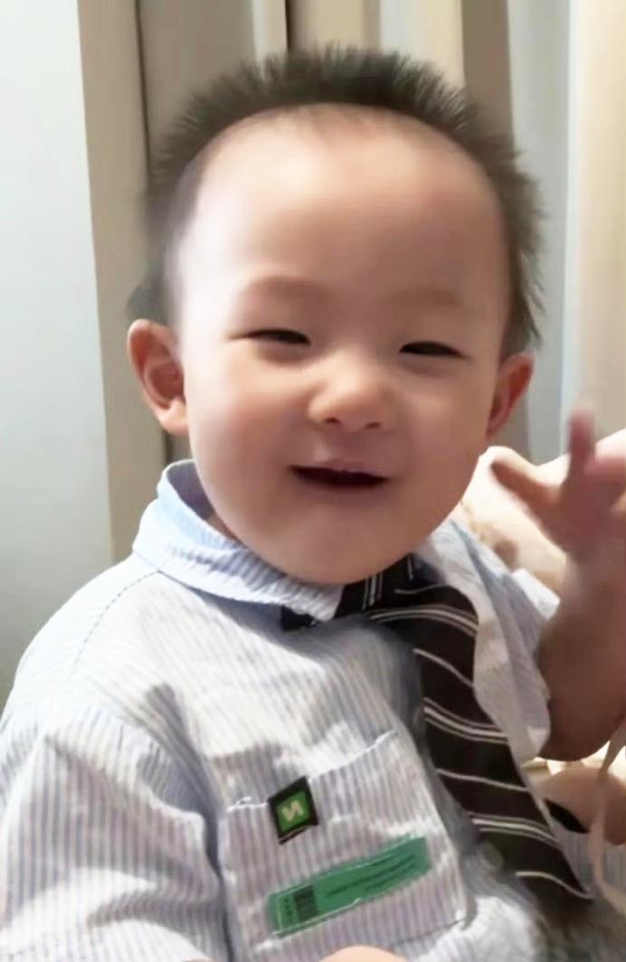 一直想不明白，王健林是怎么忍心不认这么可爱的孙女的？黄一鸣生的这个女儿闪闪长得