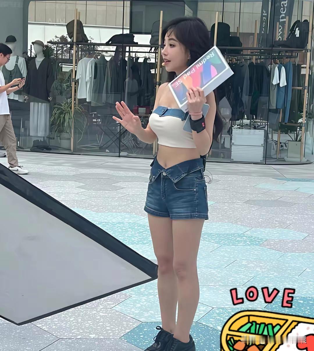 冯提莫，身高是硬伤！在成都万象城偶遇冯提莫，她的真人视角简直太娇小了，官方