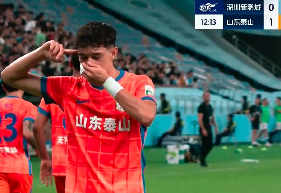 香港港脚李小恒进球啦！！这位仅仅在泰山队出场2次的香港球员，兴奋的打进了加盟泰