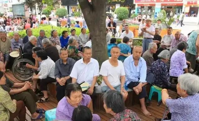 经过长期观察，小区里的老人基本分成这几类：1、跳舞唱歌的老人，这类老人通常活跃