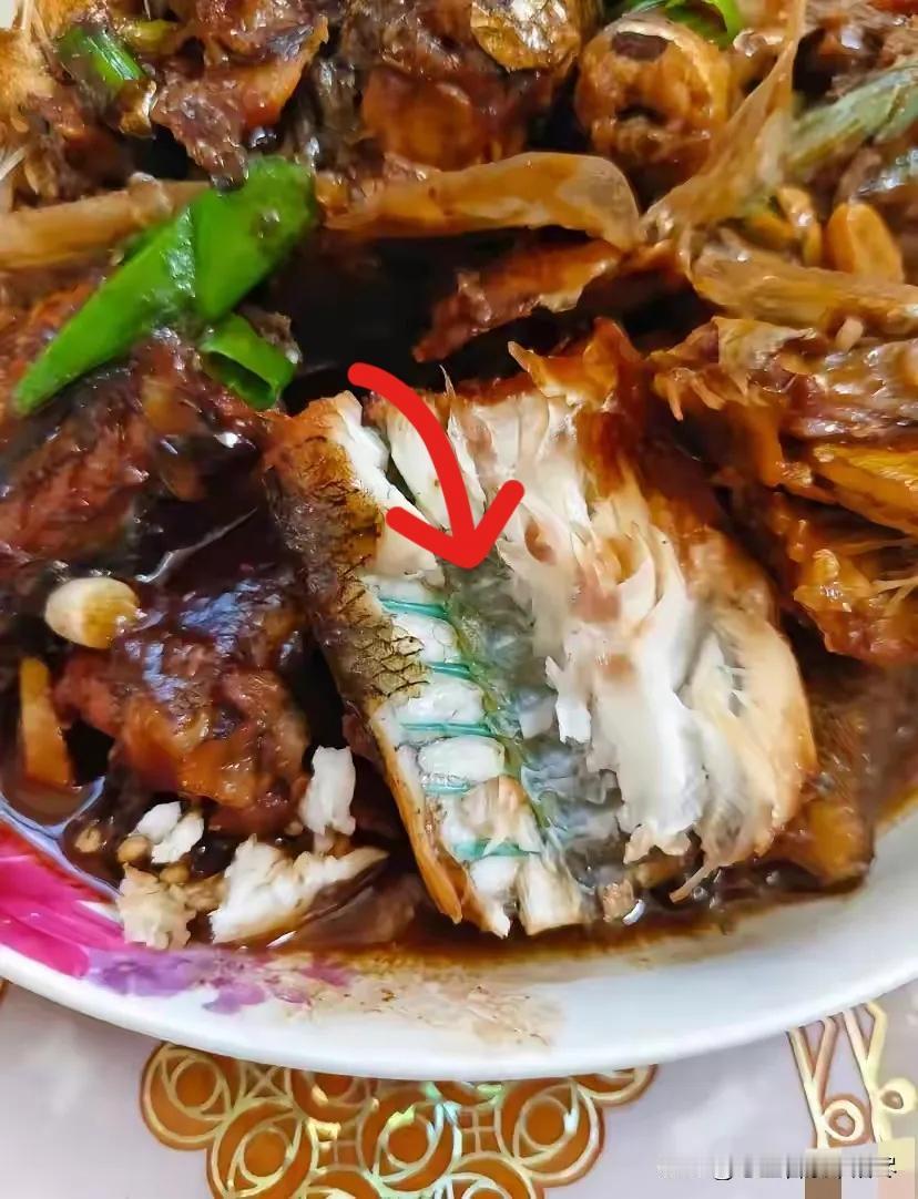 老婆去参加同学聚会,回来给我打包了红烧带鱼,吃了几口突然发现,这带鱼的鱼刺竟然是