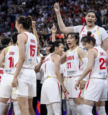中国女篮在春节期间扔坚持集训。据中国女篮官方消息，为了女篮世界杯资格赛，中国女篮