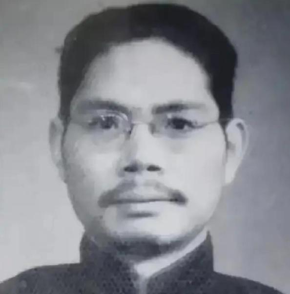 1949年，地下党员马识途正准备回公馆，却看到保姆坐在门口，还警惕地盯着他，马识