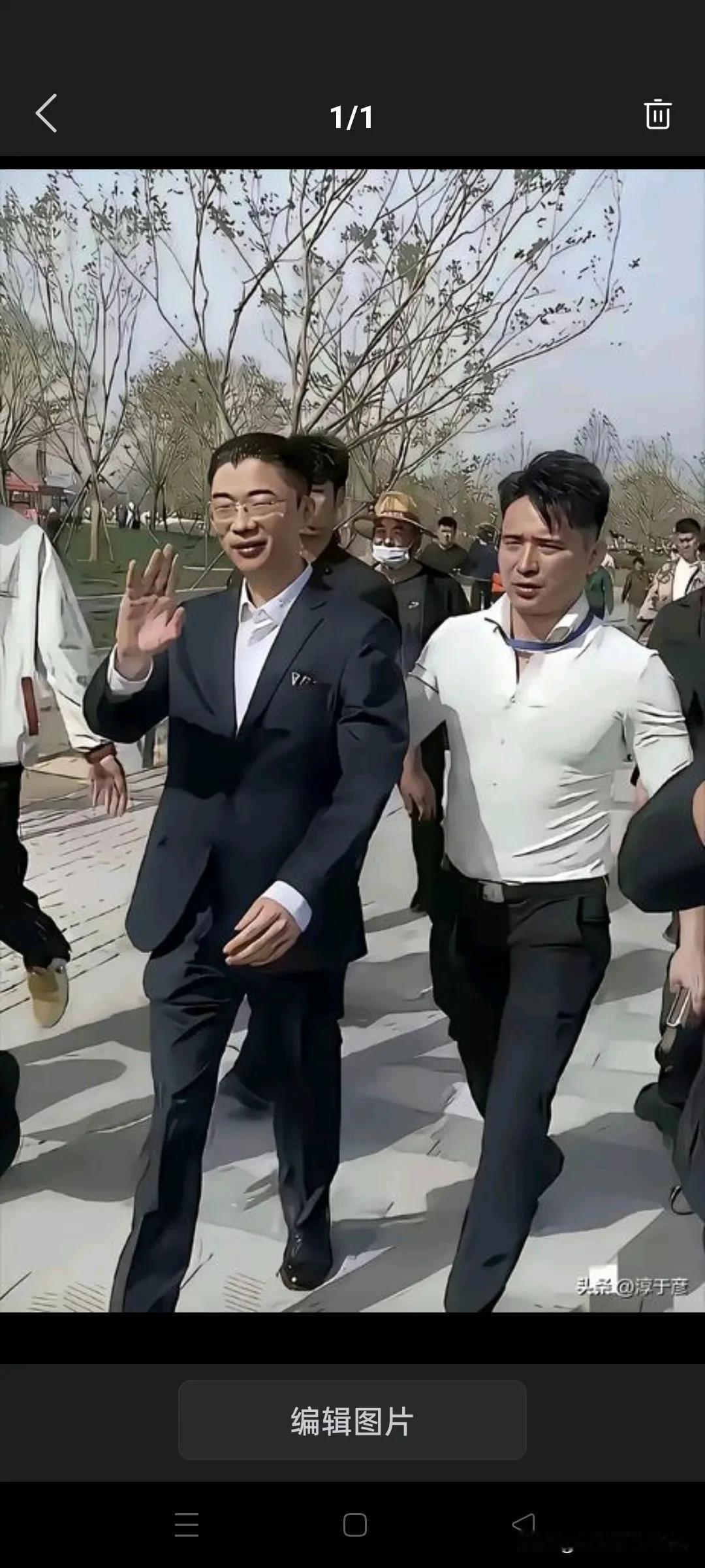 同志们好！同志们辛苦了，这是有才同志在公共场合的严谨态度，热情的同每一位向他投来