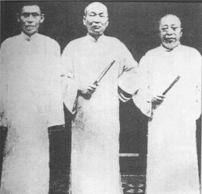 黄金荣喝醉后，抓过来一个乞丐问道：“上海三个大佬，你最佩服谁？”乞丐回答说：“最