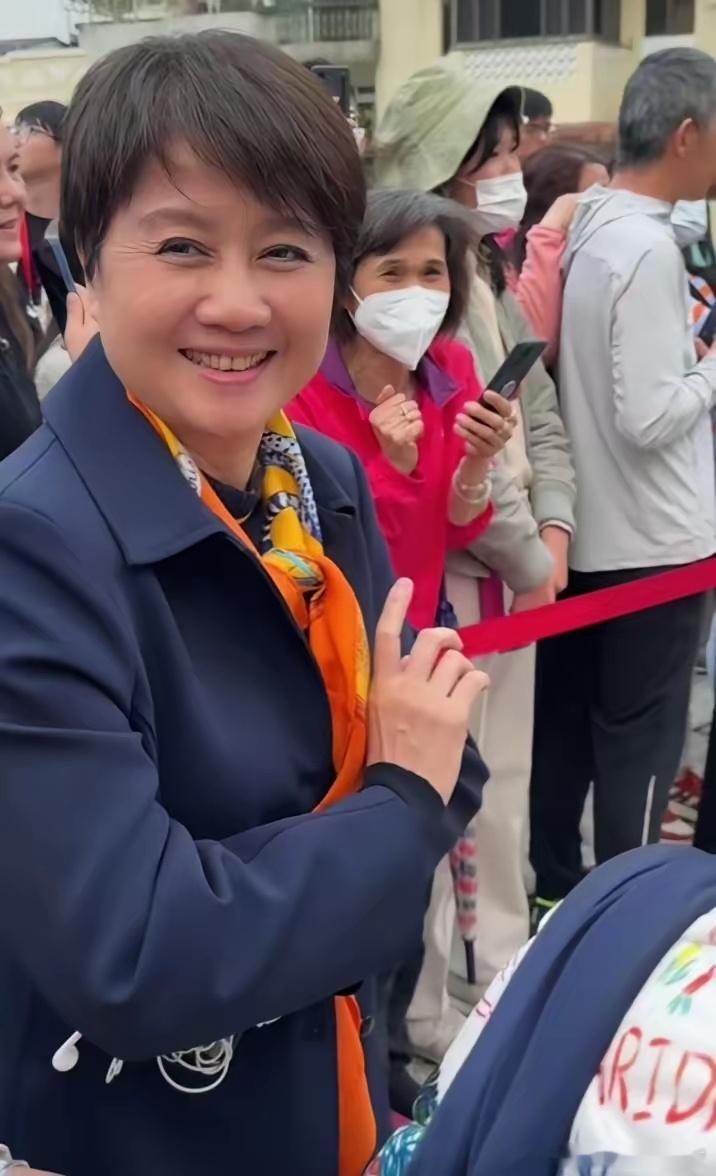 发现没，赌王一走，四太梁安琪，像换了个人，竟然变得笑容满脸，温柔慈祥。早年间，在