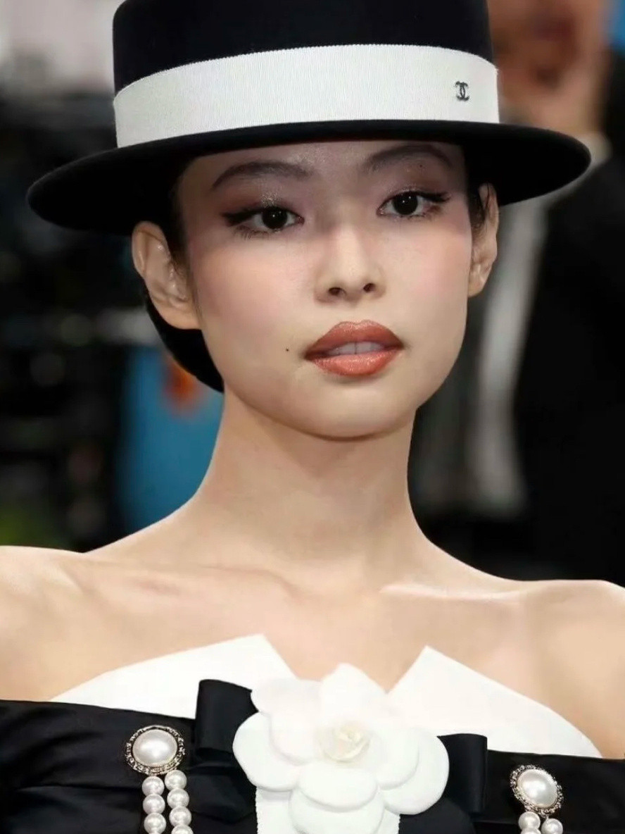 Jenny为什么总是呼吸困难其次是胸廓前面是压缩的，看这张照片她背很直，也就是后