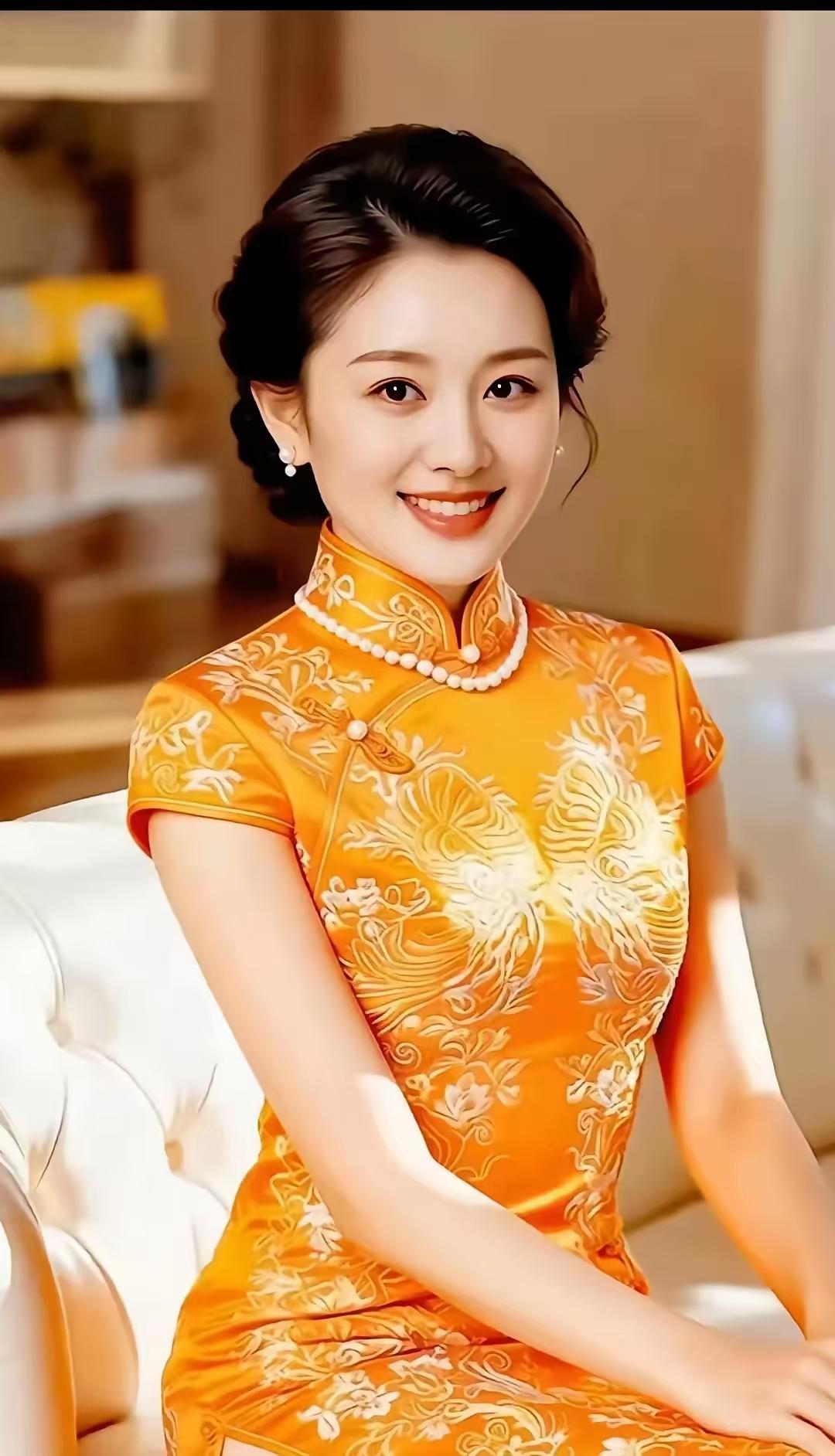 山坡羊·金裳瑞影金罗翔凤，云鬟珠弄，笑凝晓日华光涌。倚旗袍，韵情飘。锦