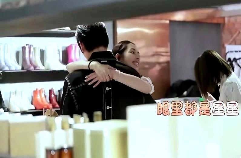 向华强把500亿港币甩进信托，钥匙直接塞给郭碧婷——两个亲儿子连零花钱都要打申请